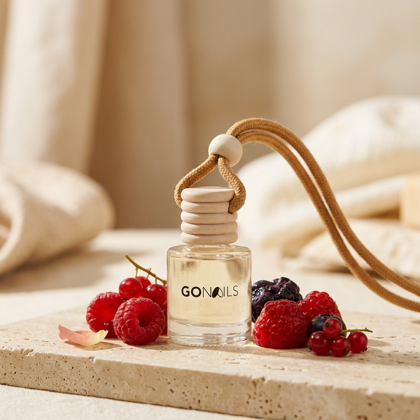 Mini Difusor Wild Berries 8ml con frambuesas, moras y grosellas frescas sobre travertino, Go Living.