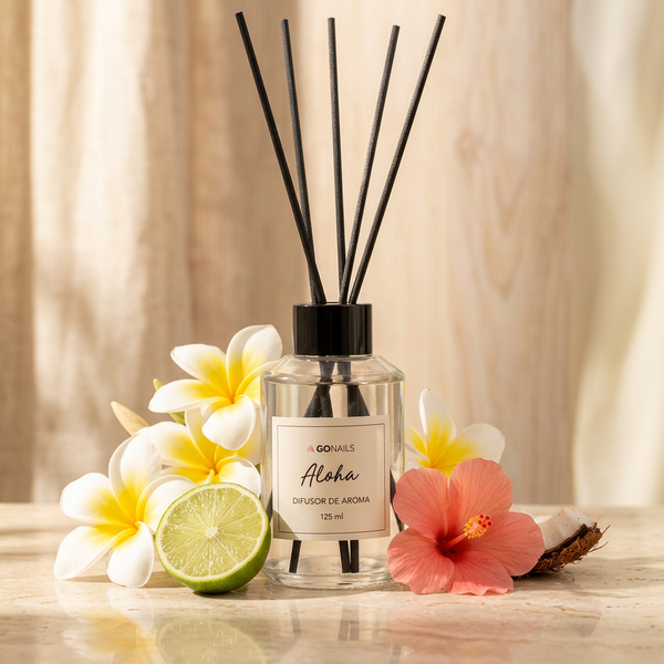 Difusor de varillas Aloha sobre travertino, rodeado de frangipani, lima y hibisco. Frasco de vidrio 125 ml, Go Living.