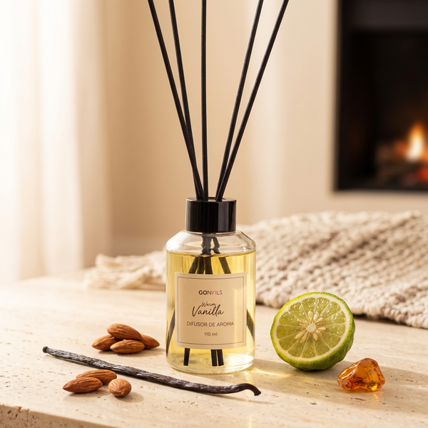 Difusor de varillas Warm Vanilla con vaina de vainilla bourbon, almendras y bergamota, frasco 110 ml, Go Living.