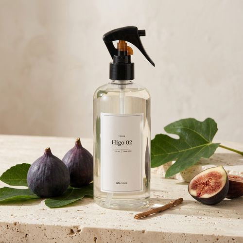 Home Spray Go Living Signature 02 Higo, composición editorial con higos morados maduros y hojas de higuera.